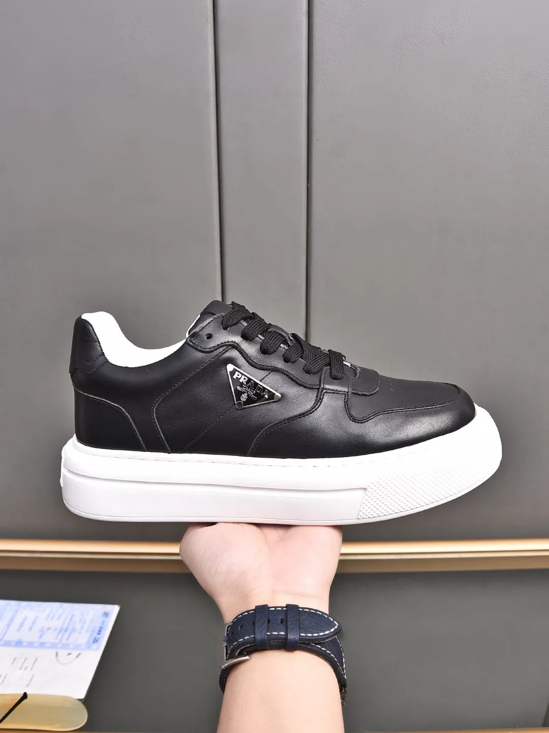 Men's shoes 💰500 Prada/Prada Men's new casual shoes, this upper is made of imported calfskin. The outside is decorated with the P family's classic metal triangle enamel logo, with cowhide lining and cowhide for the foot pads. The outsole is made of non-slip sports exclusive rubber outsole with logo, which feels good on the feet. It is a fashionable and fashionable item!  Size: 38-44 (45 customized)